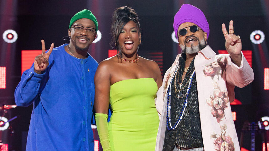 Mumuzinho, Iza e Carlinhos Brown em foto posada no estúdio do The Voice Kids