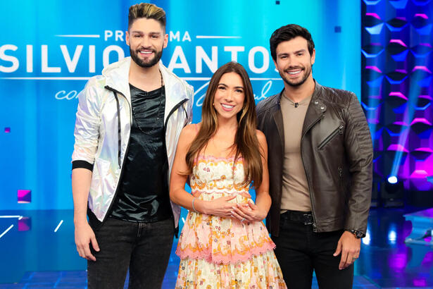 Munhoz, Patrícia Abravanel e Mariano, em foto posada em frente a plateia no quadro Jogo das 3 Pistas, no Programa Silvio Santos