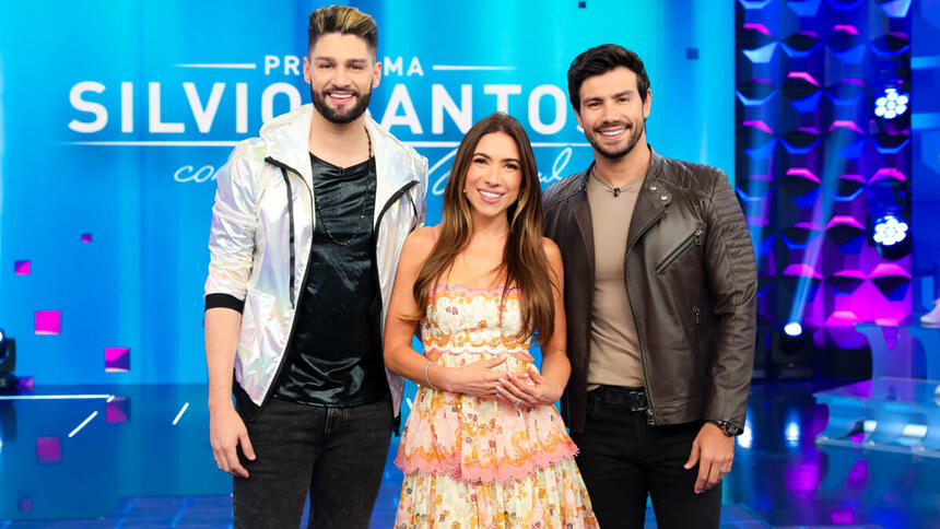 Munhoz, Patrícia Abravanel e Mariano, em foto posada em frente a plateia no quadro Jogo das 3 Pistas, no Programa Silvio Santos