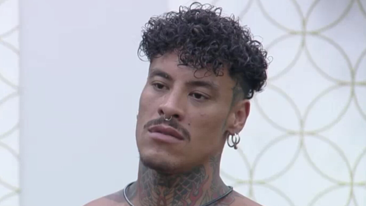 Murilo Dias, sem camisa, lendo o comunicado da direção no A Grande Conquista