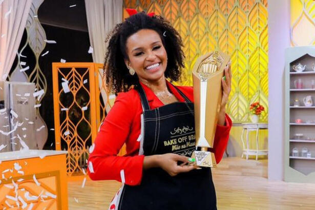 Natália Deodato segurando o troféu após vitória no Bake Off Celebridades