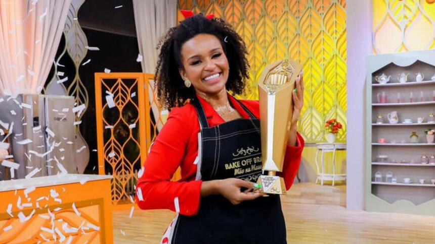 Natália Deodato segurando o troféu após vitória no Bake Off Celebridades