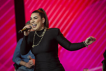 Naiara Azevedo canta seus sucessos no palco do Faustão Na Band