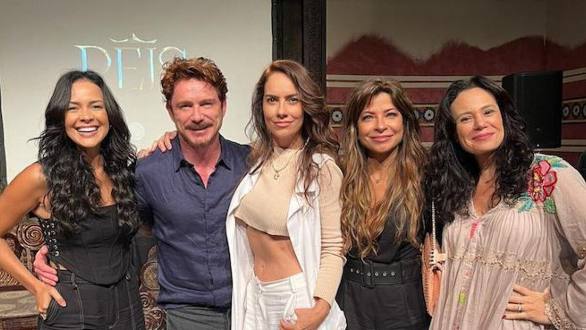 Atores o elenco da 9ª temporada de Reis posam para fotos de divulgação