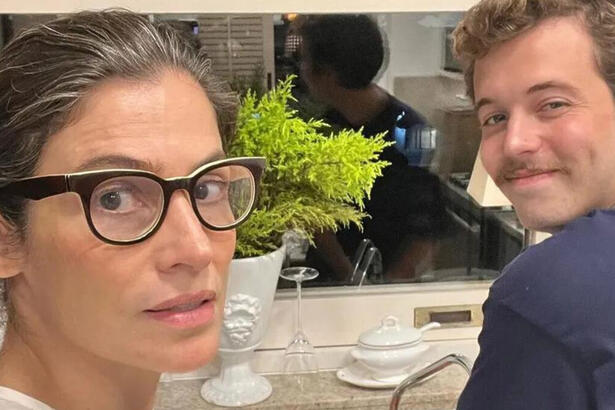 Renata Vasconcellos ao lado do filho Miguel lavando a louça