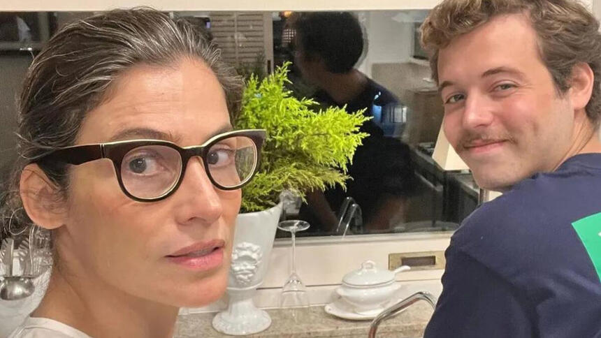 Renata Vasconcellos ao lado do filho Miguel lavando a louça