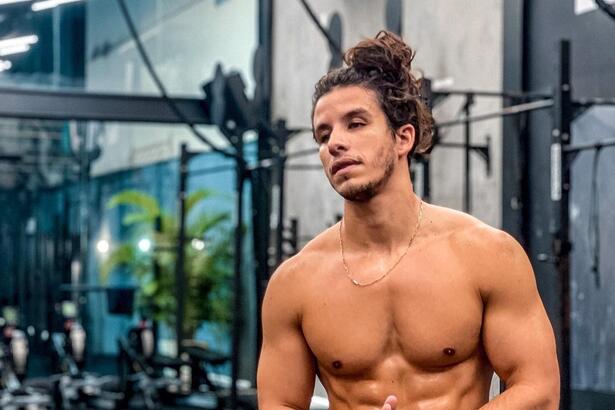 Rick Tavares fazendo crossfit em preparação para viver Absalão em Reis da Record TV