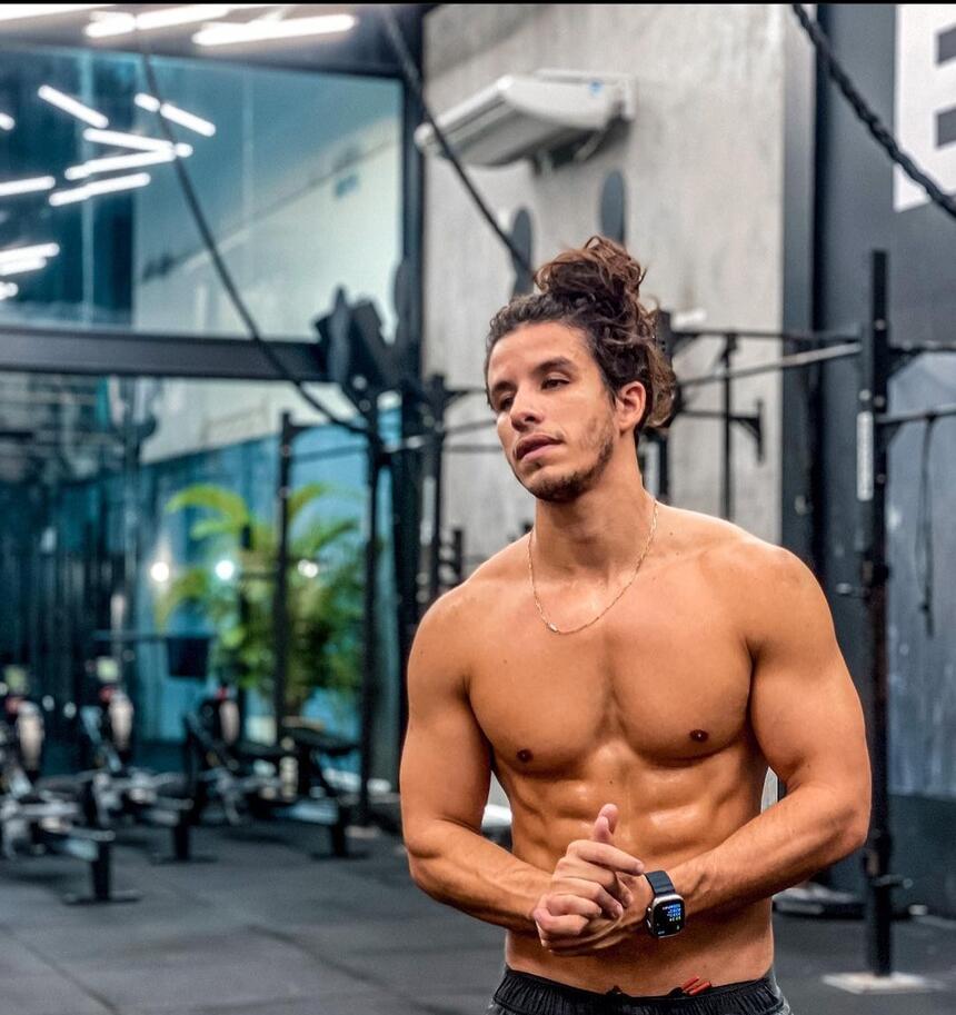 Rick Tavares fazendo crossfit em preparação para viver Absalão em Reis da Record TV