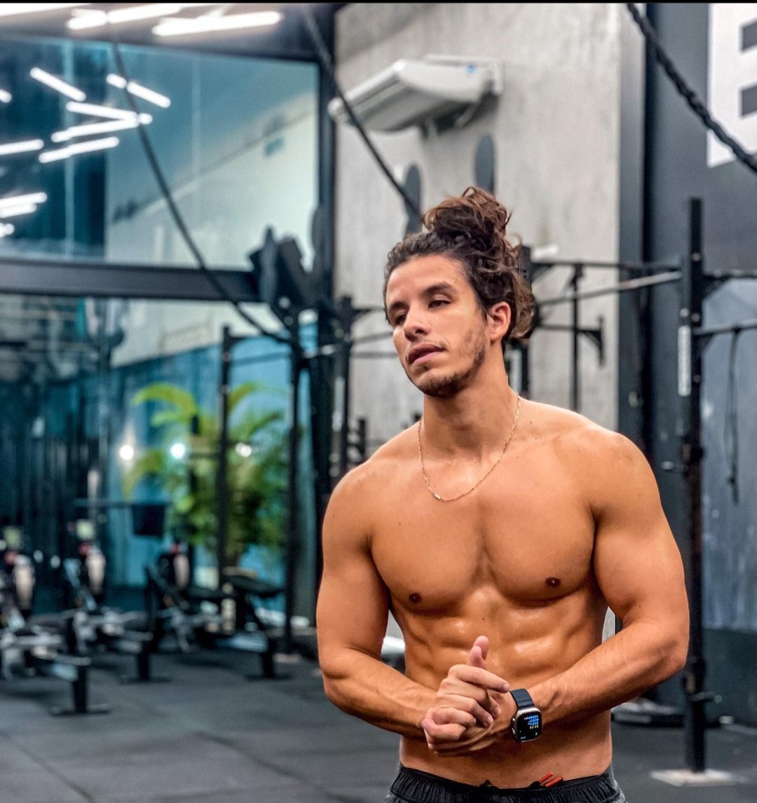 Rick Tavares fazendo crossfit em preparação para viver Absalão em Reis da Record TV