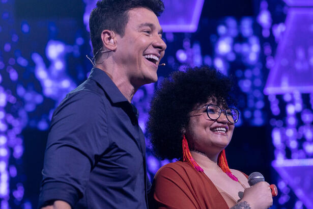 Rodrigo Faro no palco do Canta Comigo 5, em trecho do 6º episódio, ao lado de um participante