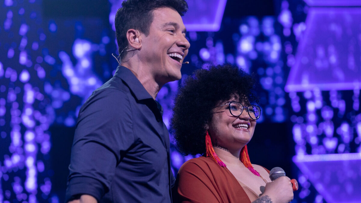 Rodrigo Faro no palco do Canta Comigo 5, em trecho do 6º episódio, ao lado de um participante