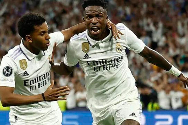 Rodrygo e Vinicius Junior comemorando um gol do Real madrid na semifinal da Liga dos Campeões