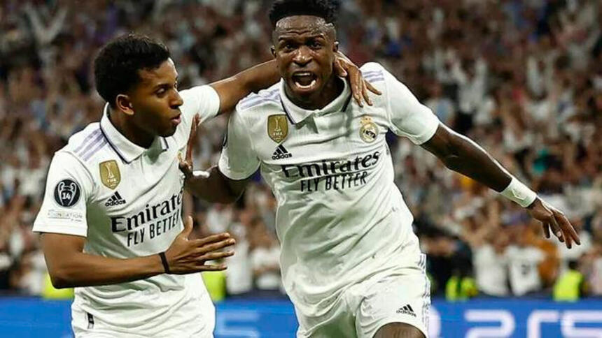 Rodrygo e Vinicius Junior comemorando um gol do Real madrid na semifinal da Liga dos Campeões