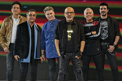 Cleberson Horsth, Ricardo Feghali, Kiko, Nando, Serginho Herval e Fábio Nestares, integrantes da banda Roupa Nova, em foto posada