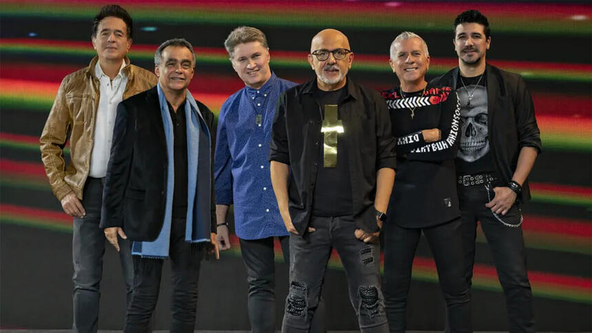 Cleberson Horsth, Ricardo Feghali, Kiko, Nando, Serginho Herval e Fábio Nestares, integrantes da banda Roupa Nova, em foto posada