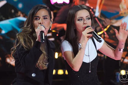 Sandy e Wanessa Camargo cantando no palco do Domingão