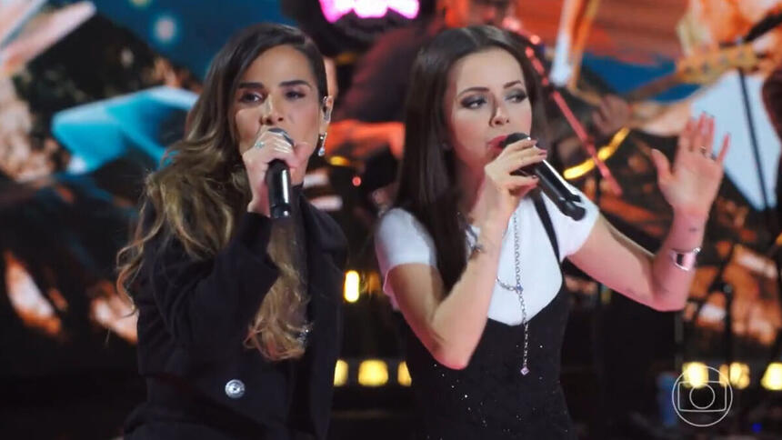 Sandy e Wanessa Camargo cantando no palco do Domingão