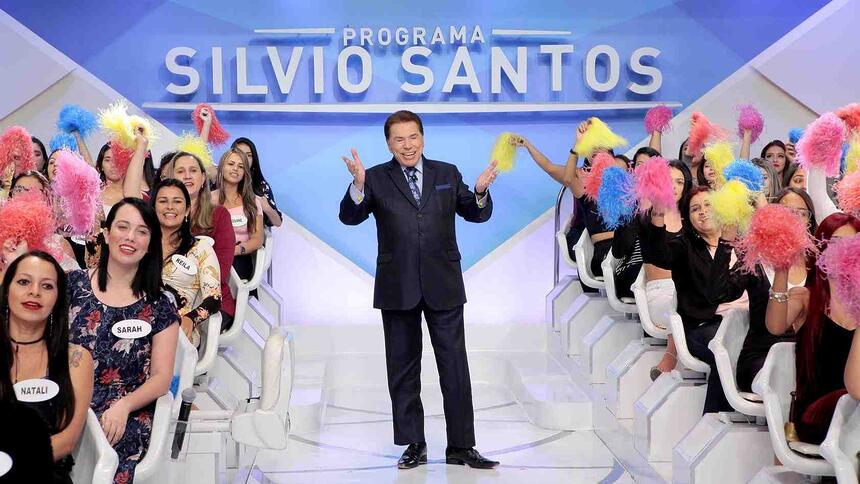 Silvio Santos levanta os braços e anima a plateia do Programa Silvio Santos