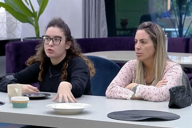 Stephanie Gomes e Faby Monarca sentada na área da cozinha do A Grande Conquista