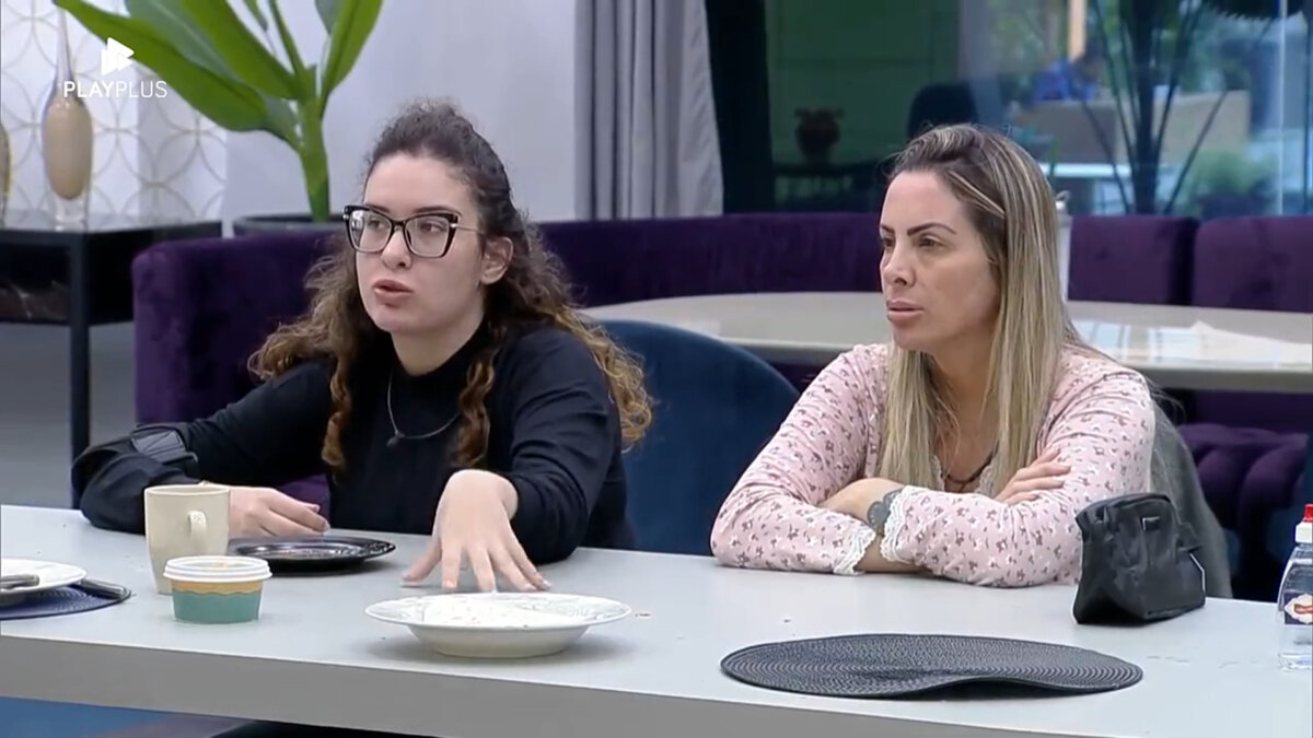 Stephanie Gomes e Faby Monarca sentada na área da cozinha do A Grande Conquista