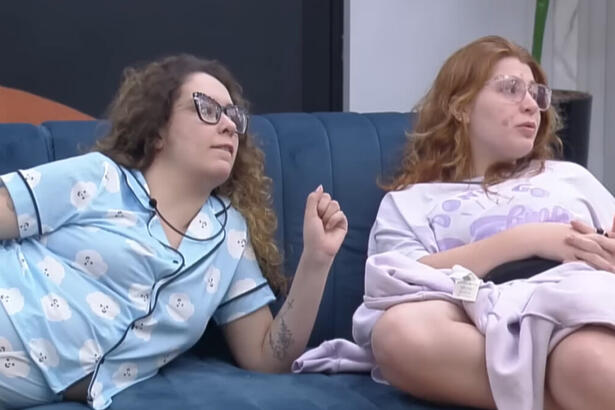 Stephanie Gomes e Giulia Garcia sentadas no sofá da sala de A Grande Conquista