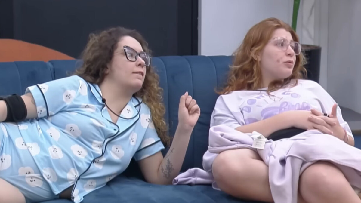 Stephanie Gomes e Giulia Garcia sentadas no sofá da sala de A Grande Conquista