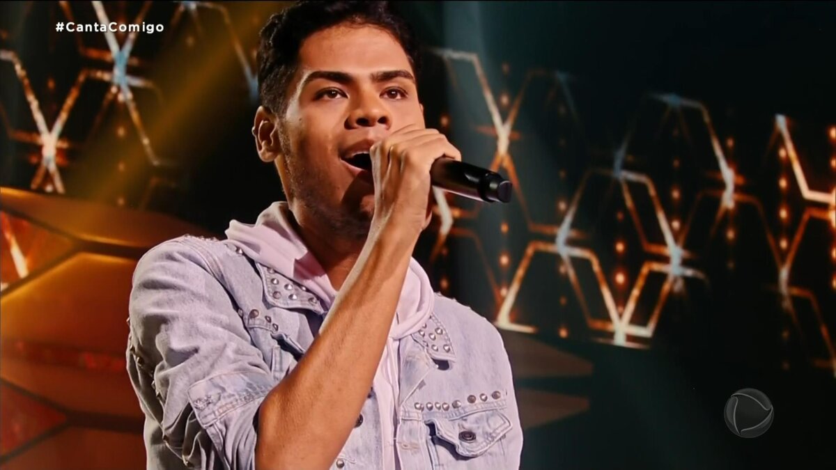 Danilo cantando no palco do Canta Comigo 5