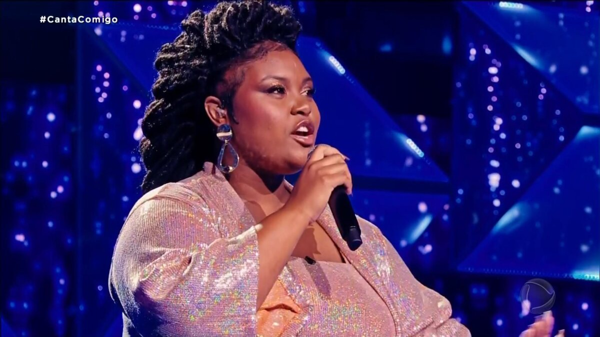 Thais Ribeiro no palco do Canta Comigo 5