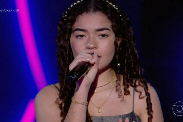 Gabriella Cavaco no palco do The Voice Kids