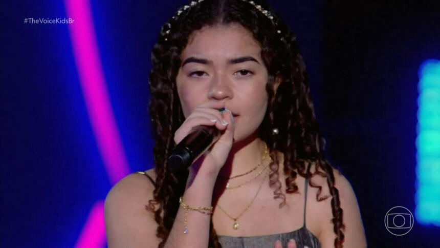 Gabriella Cavaco no palco do The Voice Kids