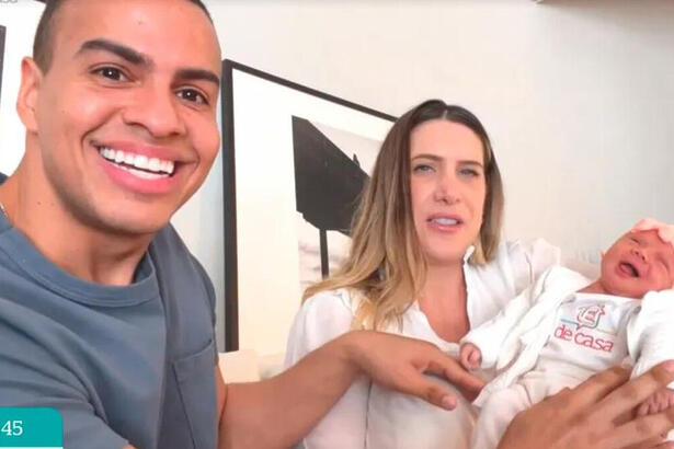 Thiago Oliveira ao lado da esposa e da filha participando do É de Casa, direto de sua casa