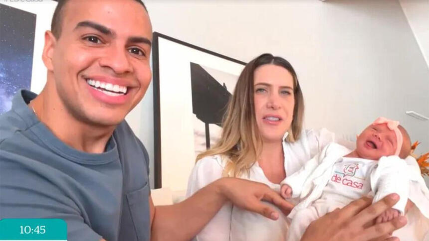 Thiago Oliveira ao lado da esposa e da filha participando do É de Casa, direto de sua casa