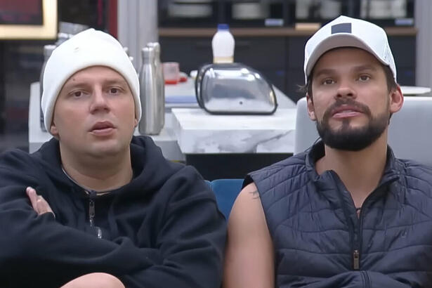 Thiago Servo e Alexandre Suita sentados na sala do A Grande Conquista