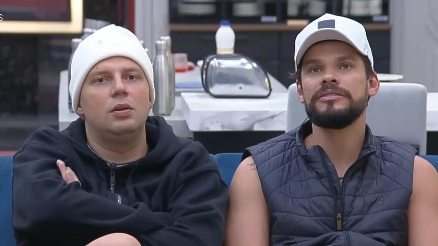 Thiago Servo e Alexandre Suita sentados na sala do A Grande Conquista