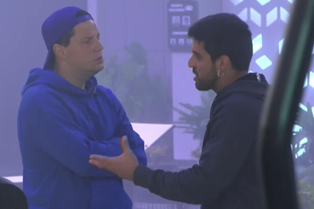 Thiago Servo e Ricardo Villardo conversando na área externa do A Grande Conquista