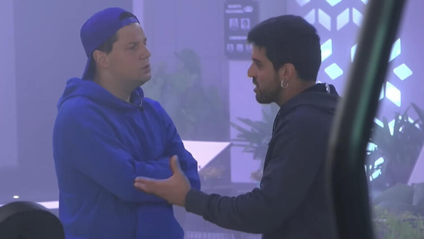 Thiago Servo e Ricardo Villardo conversando na área externa do A Grande Conquista