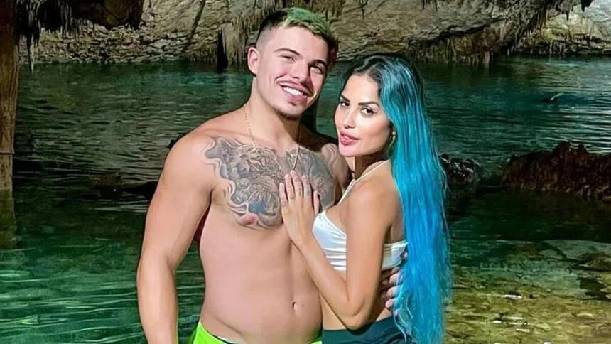 Thomaz Costa e Tati Zaqui em foto posada juntos em frente a uma cachoeira