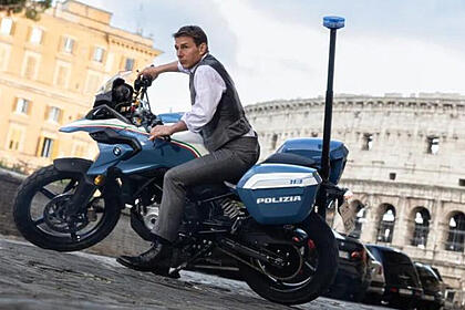 Tom Cruise em cena de 'Missão: Impossível 7', pilotando uma moto