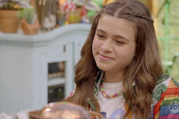 Vittória Seixas, como Julieta, em trecho do capítulo de estreia de A Infância de Romeu e Julieta