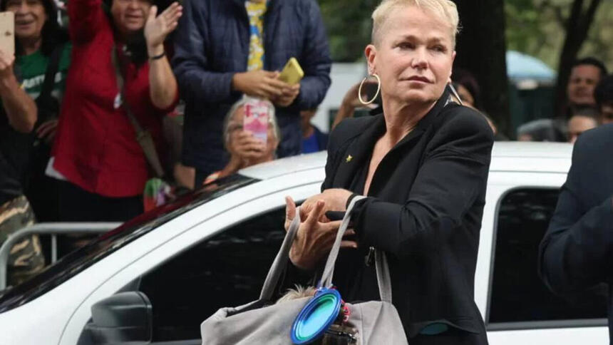 Xuxa descendo do carro, no velório de Rita Lee, no Parque Ibirapuera