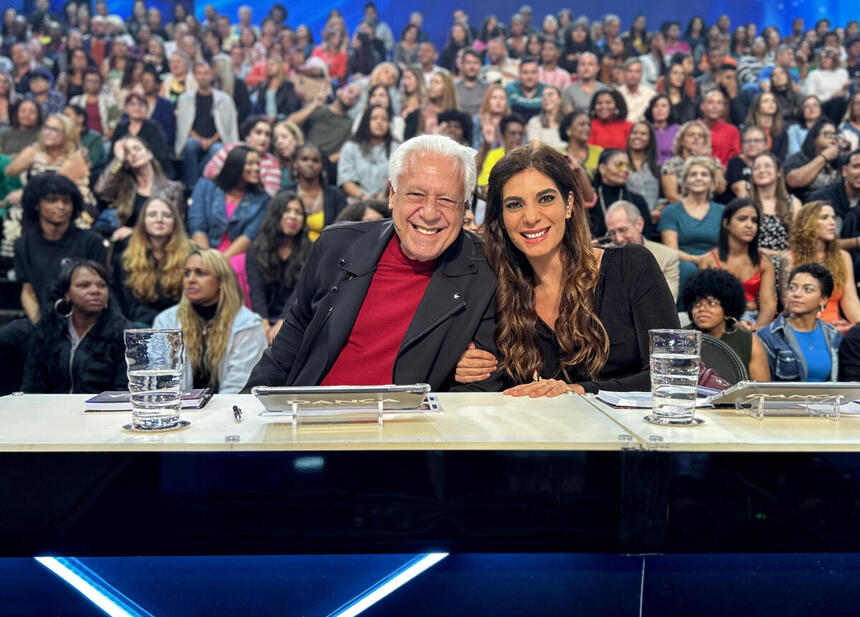 Andreia Sadi e Antonio Fagundes abraçados na bancada do júri da Dança dos Famosos