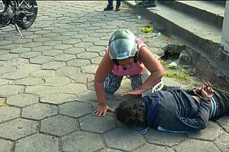 Avó de homem preso consola o neto no chão da região Leopoldina no Rio de Janeiro