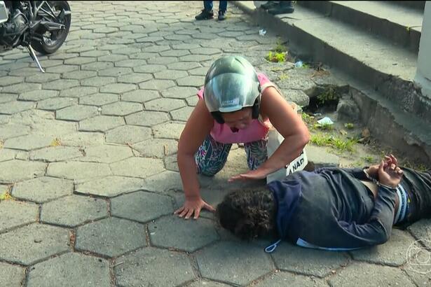 Avó de homem preso consola o neto no chão da região Leopoldina no Rio de Janeiro