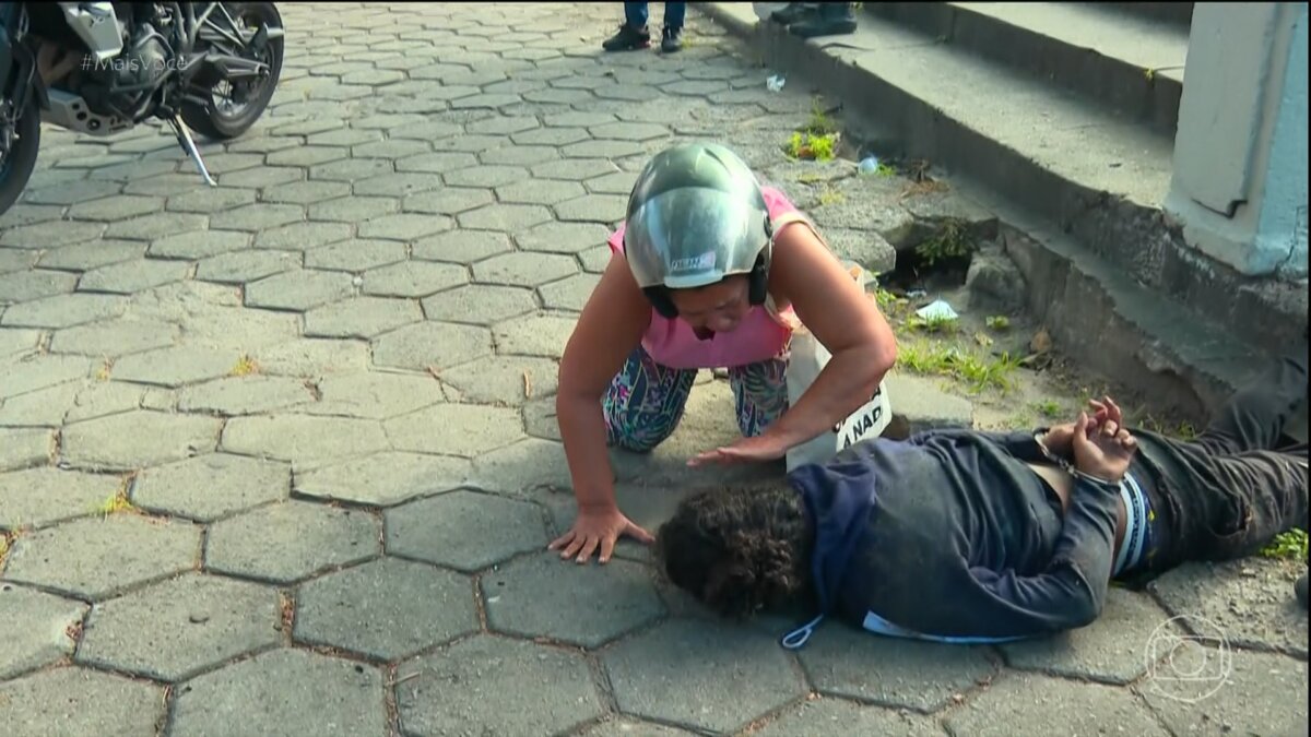 Avó de homem preso consola o neto no chão da região Leopoldina no Rio de Janeiro