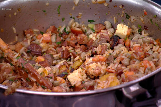 Baião de dois, receita do Luís Miranda, ainda dentro da panela no estúdio do É de Casa