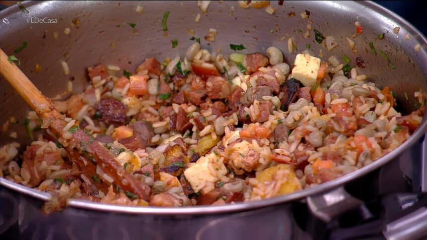 Baião de dois, receita do Luís Miranda, ainda dentro da panela no estúdio do É de Casa