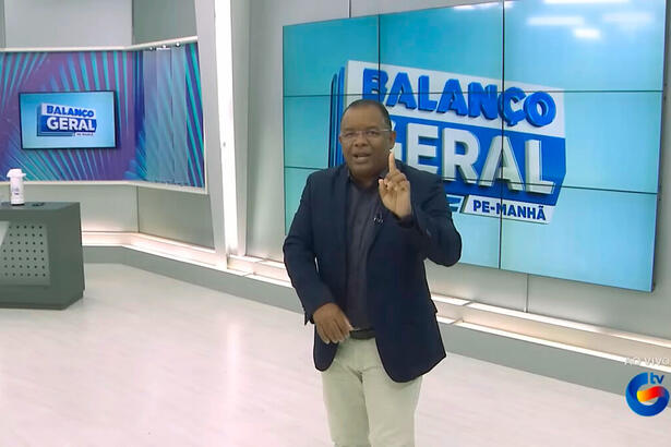 Evenilson Santana comemorando o sucesso de audiência do Balanço Geral Manhã PE com a mão levantada