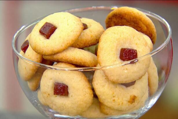 Biscoitinhos de Parmesão com goiabada prontos em uma taça no estúdio do Mais Vocês de Ana Maria Braga