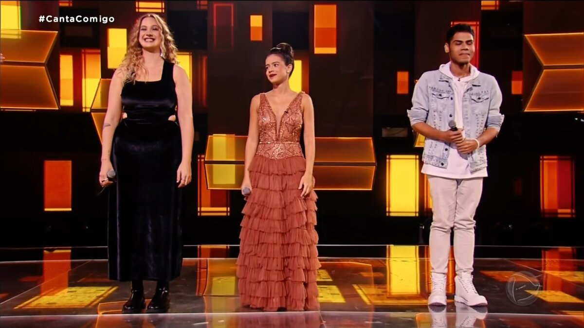 Karina, Letícia e Danilo no palco do Canta Comigo 5