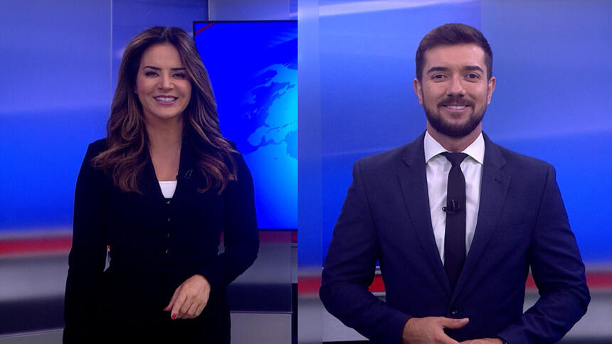 Kelly Godoy e Jhonatan Mazini no estúdio da Record News. jornalistas vão ancorar a cobertura da coroação do Rei Charles III